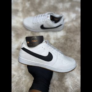 Dunk Low SB Branco/Símbolo Preto